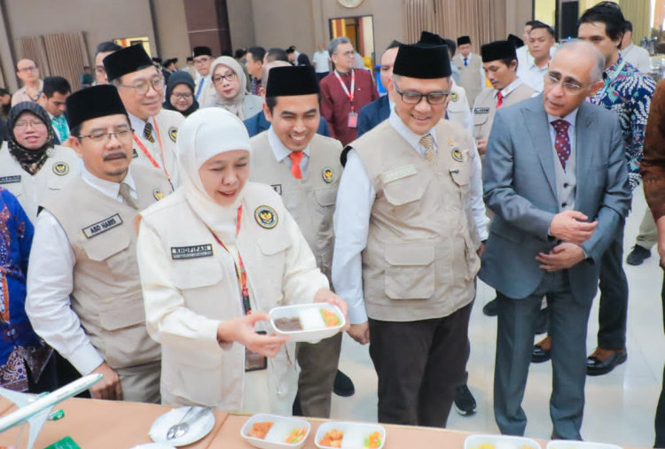 Khofifah Nakhodai PPIH Embarkasi Surabaya, Layani 44 Ribu Jamaah dari Tiga Provinsi