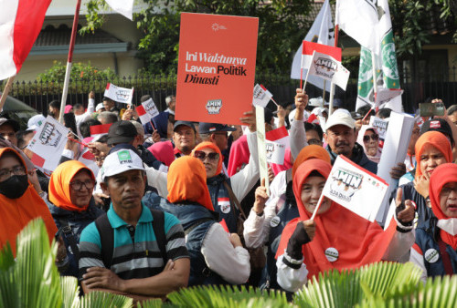 Relawan pendukung Anies Baswedan dan Muhaimin Iskandar atau Cak Imin (AMIN) membentangkan poster 'ini waktunya lawan politik Dinasti' dan 'Petugas Rakyat Daftar Pilpres' ketika pasangan itu mendaftar ke KPU, Kamis (19/10).(Raka Denny/Harian Disway)
