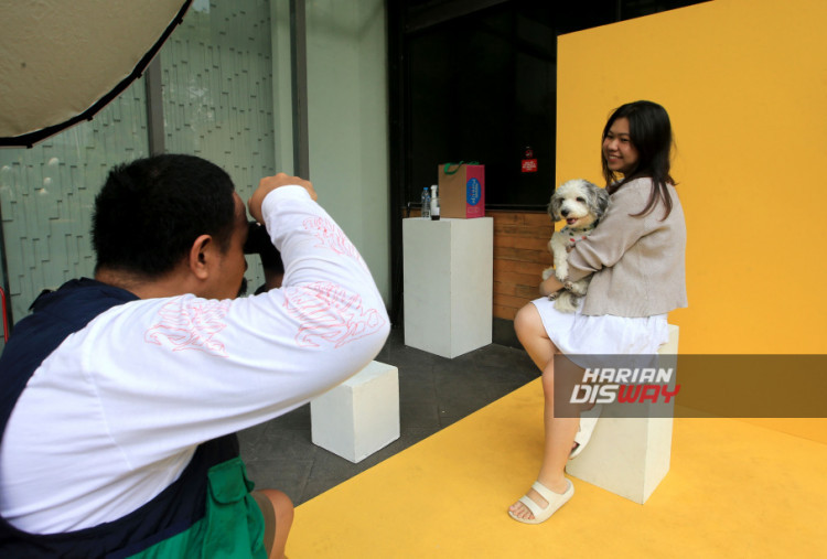 Berbagai aktivitas unik seperti Yoga with Dog (doga) dan Dog Painting menjadi daya tarik utama. Aktivitas ini tidak hanya menumbuhkan semangat hidup sehat, tetapi juga memperkuat hubungan antara pemilik dengan hewan peliharaan. Tren wellness yang menggabungkan olahraga ringan dengan kebersamaan hewan ini kini kian digemari keluarga urban Indonesia.
