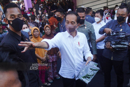 Presiden RI Joko Widodo menyapa sejumlah pedagang saat kunjungan kerjanya di Pasar Pucang Anom, Surabaya, Jawa Timur, Minggu 21 Agustus 2022. Dalam kunjungan kerjanya tersebut, Jokowi dan Iriana menyapa para pedagang di Pasar Pucang Anom dan menyerahkan bantuan kepada para penerima manfaat.
