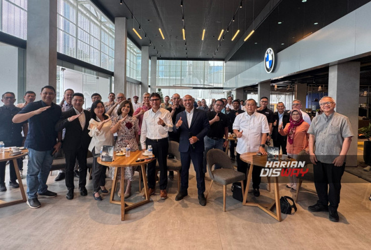 Kiri–kanan: Caroline Utomo, Chief Operations Officer Manulife Indonesia; Shierly Ge, Chief Marketing Officer Manulife Indonesia; William Satriadi Soetrisno, GM Agency Manulife Indonesia; Linawati Widjaja, Head of Operations Transformation & Innovation Manulife Indonesia; Phung Magdalena, Chief Health Proposition Manulife Indonesia; Kuan Ho Tan, Chief Product & In Force Management Manulife Indonesia; dan Leonardi Tjokro, Deputy Chief Product & In Force Management Manulife Indonesia.