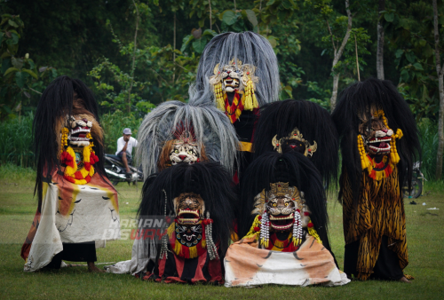 Sebanyak 32 penari barong dari 18 sanggar kesenian Barongan di Blora menghibur warga desa Ngawen di lapangan Gondang, Ngawen, Blora Jawa Tengah, Selasa (3/5). Didalam pertunjukan seni Barong tersebut tercermin sifat-sifat kerakyatan masyarakat Blora, seperti sifat, spontanitas, kekeluargaan, kesederhanaan, kasar, keras, kompak, dan keberanian yang dilandasi kebenaran. Foto: Julian Romadhon