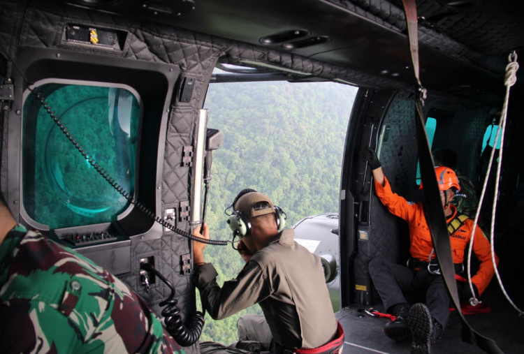 TNI AU Kerahkan Helikopter Caracal dan Pasukan Kopasgat untuk Cari Pesawat PK-THT di Maros