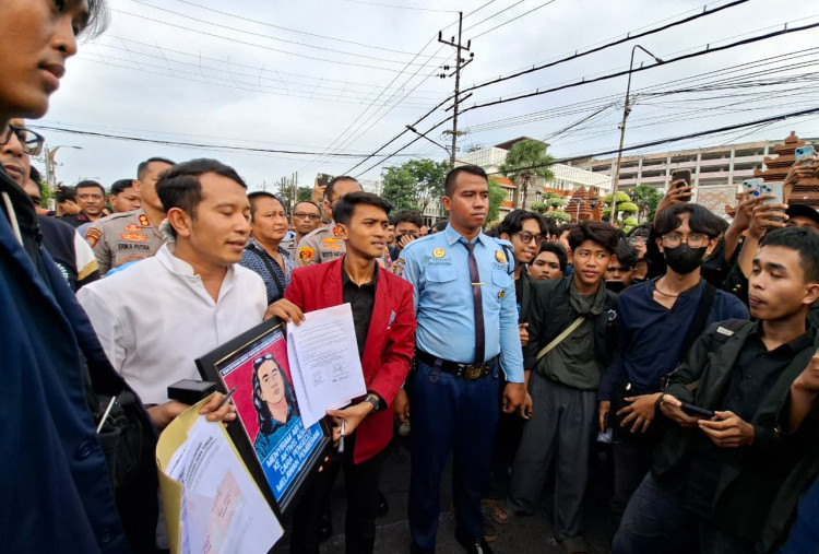 Mahasiswa BEM Nusantara Jatim Demo DPRD Jatim, Desak Kasus Andrie Yunus Diusut Tuntas
