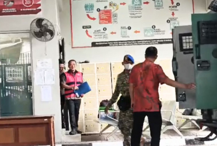 Detik-detik Febrie Adriansyah Keluar Rutan KPK pakai Rompi Tahanan Kejagung