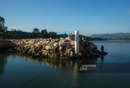 Suasana Masjid Apung yang terletak di pesisir kawasan Pantai Pancer Door, Desa Kembang Pacitan, Jawa Timur, Selasa, 12 September 2023. Masjid Apung dibangun sejak tahun 2019 yang diprakarsai Pimpinan Pondok Tremas KH Fuad Habib Dimyathi itu memiliki magnet tersendiri yang dijadikan sebagai wisata religi di muara Sungai Grindulu dan menarik wisatawan untuk mengunjungi Pantai Pancer Door. (Julian Romadhon/Harian Disway)

