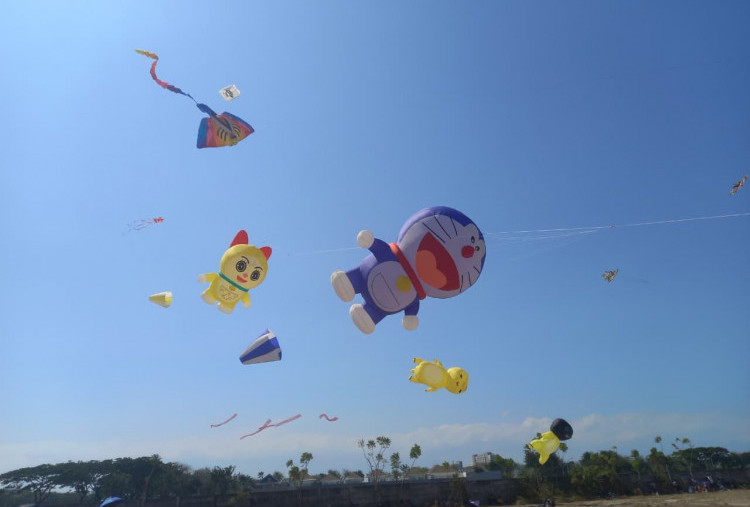 Menantang Matahari, Bertemu Doraemon dan Gareng di Surabaya Kite Festival 2026 