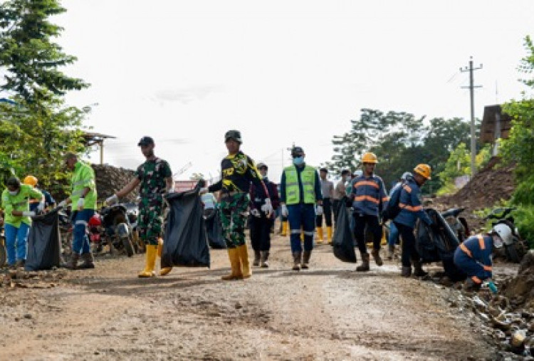World Cleanup Day,  Harita Nickel dan Warga Desa Kawasi Bersihkan 4,5 Ton Sampah
