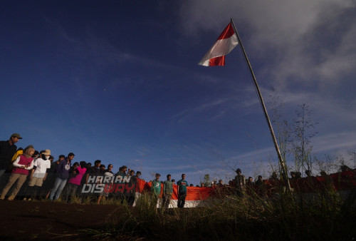 Sebanyak 500 orang mengikuti upacara bendera untuk memperingati HUT ke-77 Proklamasi Kemerdekaan RI di Puncak Bukit Pundak, Pacet, Mojokerto, Jawa Timur, Rabu 17 Agustus 2022. Ratusan orang tersebut terdiri pendaki, relawan, pecinta alam, dan, pelajar untuk mengikuti upacara yang digelar Ganawana di Bukit dengan ketinggian 1.585 mdpl dengan membentangkan bendera merah putih sepanjang 20 meter.
