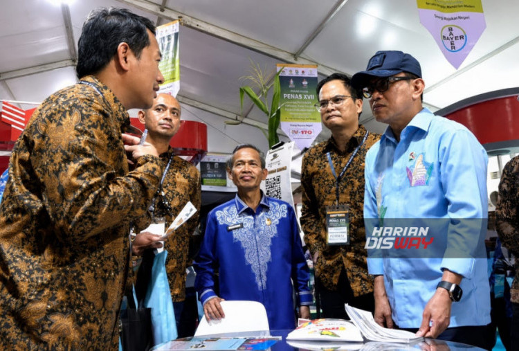Commercial Unit Lead East Area Bayer Crop Science Indonesia, Wahyu Dwi Setiawan (kiri) menjelaskan inovasi teknologi pertanian Bayer kepada Kepala Badan Karantina Indonesia, Abdul Kadir Karding (kanan), didampingi Agriculture Affairs dan License to Operate Lead Bayer Indonesia, Aditia Rusmawan (kedua dari kiri) dan Head of Public Affairs Bayer Indonesia, Marendra Sadikin (kedua dari kanan) usai pembukaan PENAS Petani Nelayan XVII di Kabupaten Gorontalo, Sabtu (20/6). Melalui partisipasinya di ajang ini, Bayer Indonesia kembali menegaskan perannya sebagai mitra strategis pemerintah dalam mewujudkan swasembada pangan nasional. 