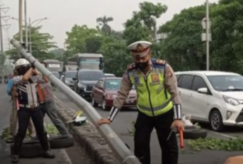 2 Tiang PJU Berdiri di Tengah Jalan Chairul Anwar Bekasi Roboh Ditabrak Truk