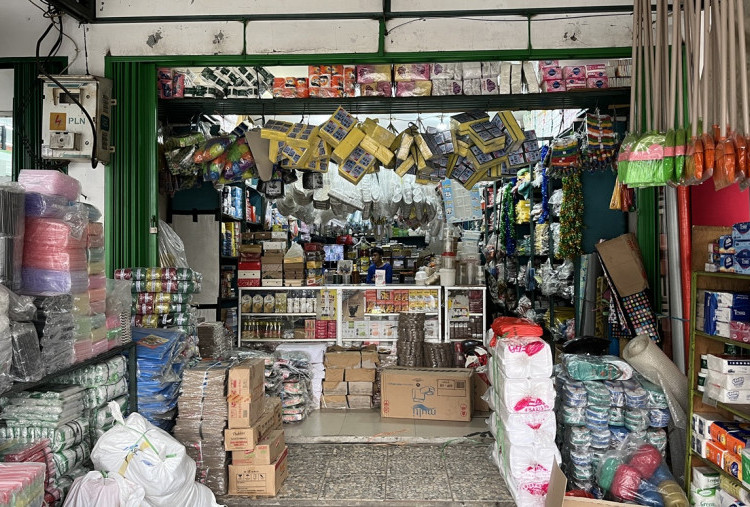 Buntut Perang Iran, Kantung Plastik Kian Mahal, Pedagang Mangaku Omzet Turun 10 Persen