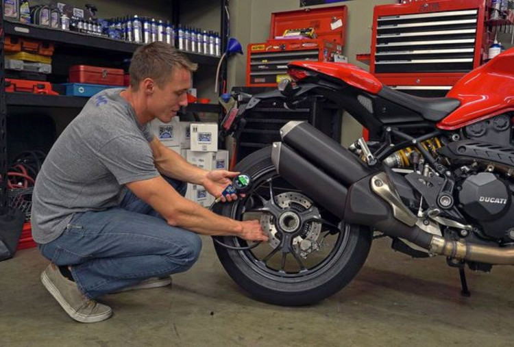 Terlalu Lama Parkir Pakai Standar Samping, Ban Motor Rawan Kempes