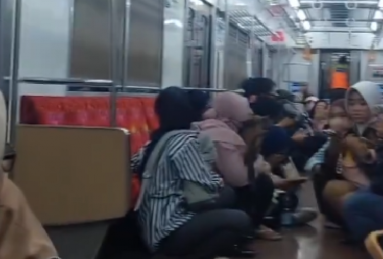 Kerumunan Massa di Jalur Kereta Palmerah-Tanah Abang, Penumpang KRL Berlindung di Dalam Gerbong