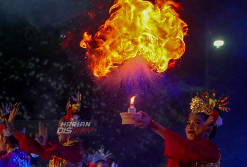 Api berkobar dari penari asal Banjarmasin yang tampil di acara Culture Night di Balaikota, Surabaya, Jawa Timur, Senin 17 Juli 2023. Culture Night sebagai malam penutupan Surabaya Cross Culture International Folk Art Festival 2023 yang diikuti oleh 8 negara diantaranya negara Uzbekistan, India, South Korea, Philippine, France, Greece, Mexico, Sri Langka dan 9 daerah di Indonesia diantaranya Banjarmasin, Mojokerto, Flores, Jakarta, Bali, Kendari, Pangkal Pinang, Polewali Mandar, Surabaya, dengan masing-masing menampilkan tarian tradisional daerah asal. (Moch Sahirol Layeli)

