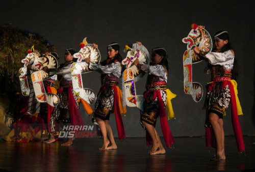 Penari Jatilan dari sanggar seni Reog Ponorogo Purbaya menunjukan aksinya di panggung terbuka Taman Budaya Jawa Timur, Jumat (14/10/2022).
Gelaran tersebut bertujuan untuk lebih mempererat jaringan komunitas reog dan jaranan terutama yang berada di kawasan Gerbangkertasusila. 