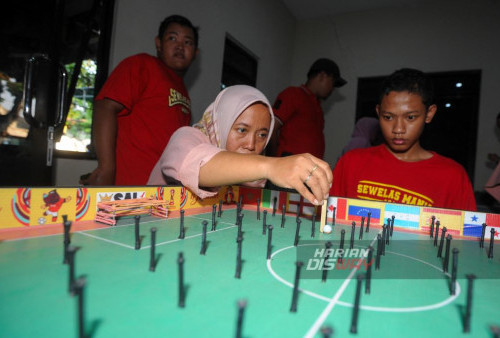 Permainan tradidional sepak bola paku itu kerap dimainkan anak-anak sebelum era digital di Indonesia dengan menggunakan papan berbentuk persegi panjang dengan paku yang disusun berdiri dengan bola kelereng dengan dan dilengkapi dengan dua gawang dikiri dan kanan papan. (Julian Romadhon/Harian Disway)