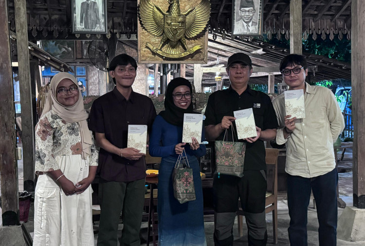 Teater Gapus Gelar Bedah Buku Kitab Syair Diancuk Jaran bersama Silampukau, Menelusuri Kota Surabaya ala Indra Tjahjadi