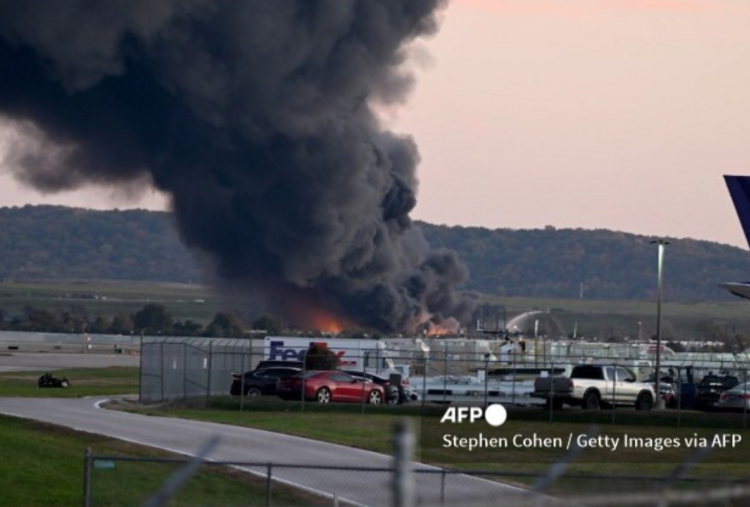 Pesawat Kargo UPS Meledak di Louisville: 3 Tewas, 11 Luka, Api Menyala hingga Ratusan Meter ke Langit