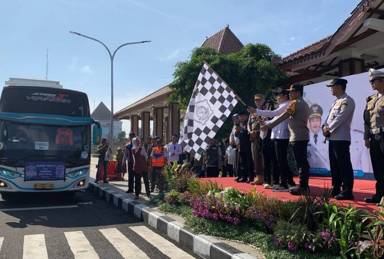 Subandi Berangkatkan 1.400 Pemudik Gratis, 28 Bus Langsung Penuh