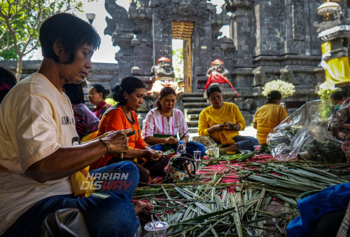 Sejumlah umat Hindu membuat Banten (sesaji) di Pure Agung Jagat Karana, Surabaya, Jawa Timur, Selasa (14/3/2023). Berbagai persiapan dilakukan umat Hindu di Surabaya menjelang Upacara Melasti yang akan berlangsung di Pure Segara Surabaya pada tanggal 19 Maret 2023. (foto: Andika Bagus Priambodo)