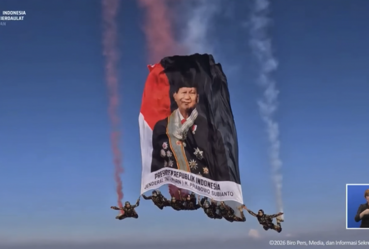 17 Penerjun Kopassus Tuntaskan Victory Jump HUT ke-81 RI di Monas