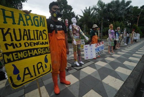 Aktivis lingkungan melakukan aksi teatrikal di Jalan Gubernur Suryo, Surabaya, Jawa Timur, Jumat 22 April 2022. Aksi yang dilakukan oleh sejumlah aktifis lingkungan Ecoton tersebut bertema Selamatkan Manusia Dari Sachet yang mengampanyekan masyarakat untuk bergaya hidup Zero Waste dan memilah sampah dari rumah menjadi 3 jenis yaitu sampah organik yang dimanfaatkan sebagai kompos, sampah residu dibuang di TPA, dan sampah anorganik untuk didaur ulang.