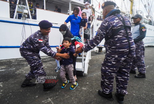 Keluarga Taruna turun dari KRI Bima Suci jelang keberangkatannya di Dermaga Ujung, Koarmada II. Surabaya, Jawa Timur, Minggu (2/4/2023). Pelayaran KRI Bima Suci yang mangangkut sebanyak 145 Taruna AAL Tingkat III Angkatan ke-70 dengan rute pelayaran yakni Surabaya, Batam, Srilanka, Oman, Arab Saudi, Mesir, Algeria, Perancis, Belanda, Inggris, Norwegia, Skotlandia, Jerman, Spanyol dan Tunisia tersebut ditempuh selama 214 hari. (foto: Julian Romadhon)