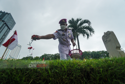 Anggota TNI AL menabur bunga di Taman Makam Pahlawan (TMP) Sepuluh Nopember, Surabaya, Jawa Timur, Rabu (11/5). Kegiatan tersebut dalam rangka memperingati Hari Pendidikan TNI AL (Hardikal) ke-76 tahun 2022, yang diperingati setiap tanggal (12/5). Foto Julian Romadhon