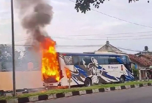 Detik-detik Bus PO Haryanto Terbakar di Yogyakarta