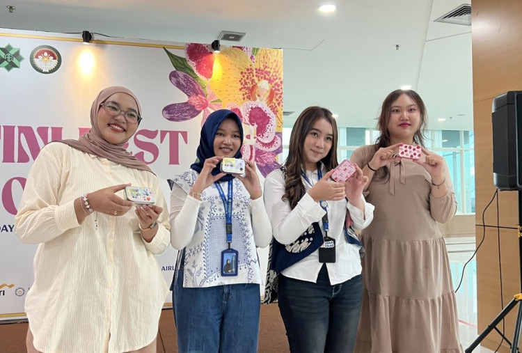 Workshop Tin Case Decorating di Kartini Fest Unair Padukan Kreativitas, Organizing, dan Healing