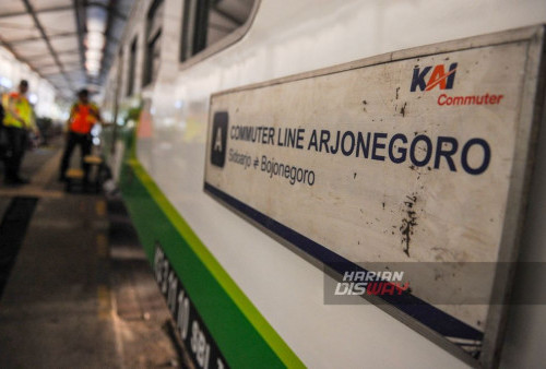 KA Commuter berhenti di Stasiun Surabaya Gubeng, Jawa Timur, Jumat, 25 Agustus 2023. KAI Commuter mengenalkan Kartu Multi Trip kepada pengguna jasa kereta api di Surabaya saat berlangsungnya kegiatan bertakjuk Roadshow Commuterline Gaya Generasi Urban #Pilihan Cerdas. Kartu Multi Trip sebagai kartu pembayaran nontunai untuk digunakan transaksi pembelian tiket KA. (Julian Romadhon/Harian Disway)
