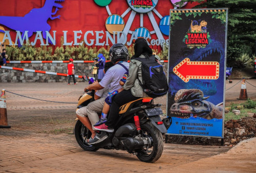 Memasuki wahana Legenda Keong Mas di Taman Mini Indonesia Indah (TMII) juga bisa menggunakan sepeda motor