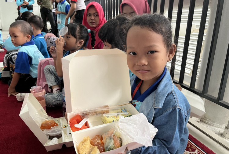 LRT Jabodebek Bagikan Makan Bergizi Gratis untuk Anak-Anak