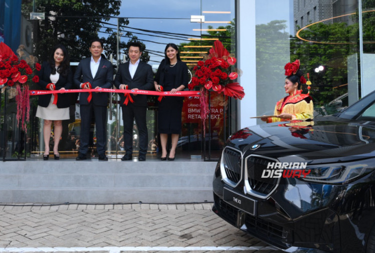 BMW Astra Pluit Retail.Next juga mengintegrasikan aspek keberlanjutan dan teknologi canggih, mulai dari pemanfaatan cahaya alami, efisiensi energi, hingga layanan digital seperti Emotional Virtual Experience dan VIP Experience. Dilengkapi tujuh stall bengkel serta tiga charging station, showroom ini memberikan pengalaman menyeluruh dari konsultasi, test drive, hingga purna jual. Kehadiran fasilitas ini semakin menegaskan komitmen BMW Astra untuk memberikan layanan terbaik dan membangun hubungan jangka panjang dengan pelanggan BMW di Jakarta Utara.