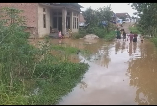 Hujan Lebat Aliran Sungai Meluap Masuk Rumah Warga