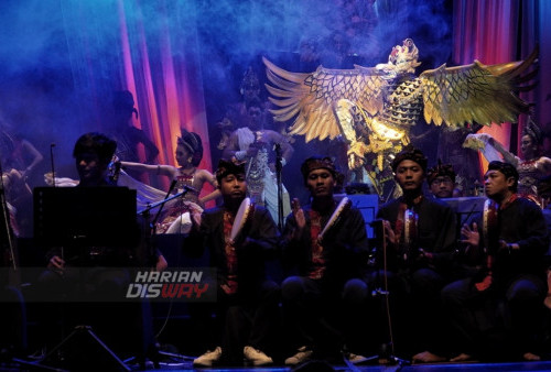 Sejumlah penari dan pemusik tradisi serta moderen memainkan Drama Musik berjudul Bangunlah Jiwanya dalam sebuah pertunjukan yang digelar di Gedung Cak Durasim, Komplek Taman Budaya Surabaya, Jawa Timur, Kamis (9/3/2023) malam. Pertunjukan yang bertakjuk Musik Membangun Bangsa tersebut menyuguhkan drama musikal untuk memperingati Hari Musik Nasional. (foto: Julian Romadhon)