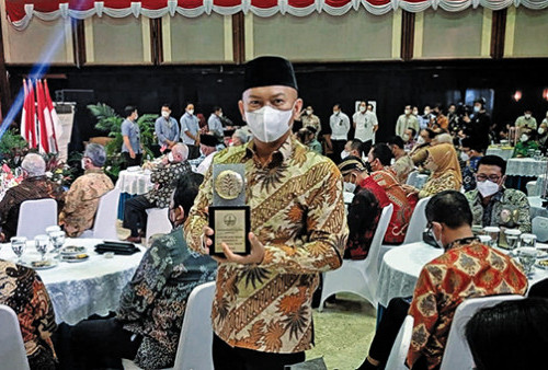Berjasa Terhadap Pelestarian Lingkungan, Ketua DPRD Pangkalpinang Diganjar Penghargaan