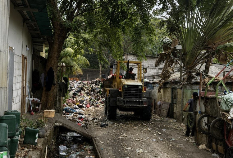 DLH Tangani Tumpukan Sampah di Kedaung Kaliangke, Pulihkan Akses Menuju Sekolah