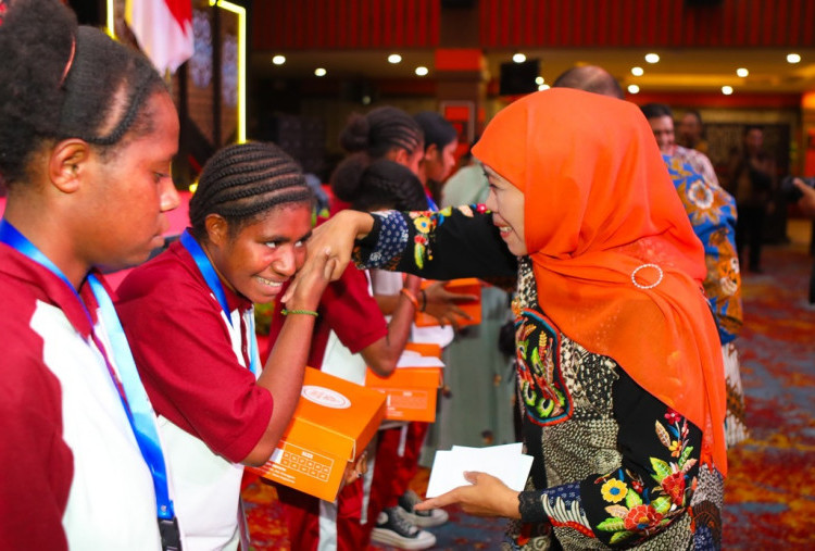 Khofifah Apresiasi 51 Siswa ADEM Papua Lolos PTN