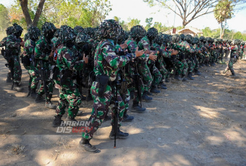 Prajurit TNI AD melakukan yel-yel jelang pengenalan lapangan latian gabungan (latgab) 2023 yang digelar di Pusat Latihan Tempur Marinir, Karang Tekok Situbondo, Jawa Timur, Senin 31 Juli 2023. Pengenalan lapangan operasi darat itu merupakan bagian dari Latihan Gabungan TNI 2023 yang diikuti Angkatan Darat, Angkatan Laut dan Angkatan Udara. (Julian Romadhon/Harian Disway)
