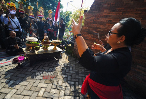 Romo dan sejumplah Umat Hindu tiba di Gerbang Gapura Panglima Majapahit Komplek Pura Penataan Luhur Medang Kamulan, Gresik, Jawa Timur, Jumat (30/6/2023). Kirab Leluhur Nusantara tersebut digelar jelang Upacara Nata Jagat dengan tujuan munutup rangkaian Hari Lahir Pangcasila serta menjaga keharmonisan antara manusia dengan alam.