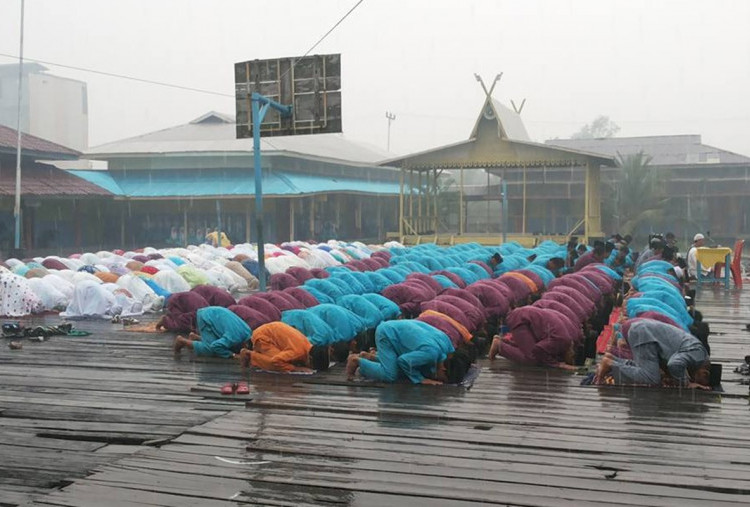 Hukum Salat Saat Hujan di Lapangan, Bolehkah Lari atau Membatalkan?