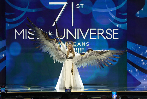 Miss Universe Pamer Kostum Cantik dengan Pesan Kuat