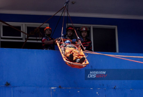 Tim Rescue Dinas Pemadam Kebakaran Kota Surabaya melakukan latihan evakuasi korban di kantor Dinas Pemadam Kebakaran Kota Surabaya, Jawa Timur, Selasa, 22 Agustus 2023. Kegiatan yang dilakukan Tim Rescue Dinas Pemadam Kebakaran tersebut untuk meningkatkan dan memantabkan keahlian personel Rescue dalam melakukan penyelamatan korban dari ketinggian. (Julian Romadhon/Harian Disway)