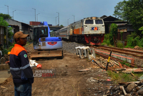 Pekerja melakukan proses pembenahan Rel Ganda di Trosobo, Sidoarjo, Jawa Timur, Jumat (10/3/2023). Proyek Pembenahan Rel Ganda milik PT KAI tersebut dikerjakan disepanjang jalur Sidoarjo-Mojokerto yang bertujuan untuk mendukung mobilitas masyarakat di wilayah setempat. (foto: Syahrul Rozak Yahya)
