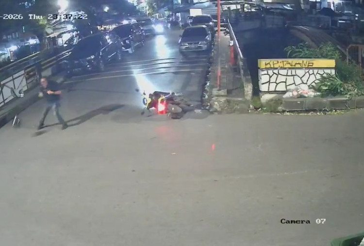 Rekaman CCTV Andrie Yunus Disiram Air Keras di Salemba: Teriak Allahu Akbar hingga Dibantu Warga