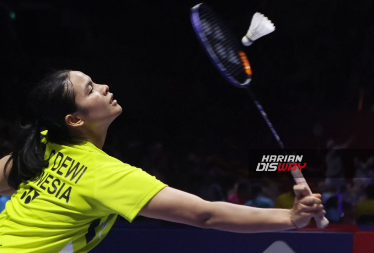 Pebulutangkis tunggal putri Indonesia Komang Ayu Cahya Dewi saat tampil pada babak 32 besar Indonesia Open 2025 di Istora Senayan, Jakarta, Rabu (4/6/2025). Komang Ayu Cahya Dewi gagal melaju ke babak 16 besar usai kalah dengan pebulutangkis tunggal putri Cina Taipei Lin Hsiang Ti 21-9, 21-10. HARITSAH ALMUDATSIR/HARIAN DISWAY