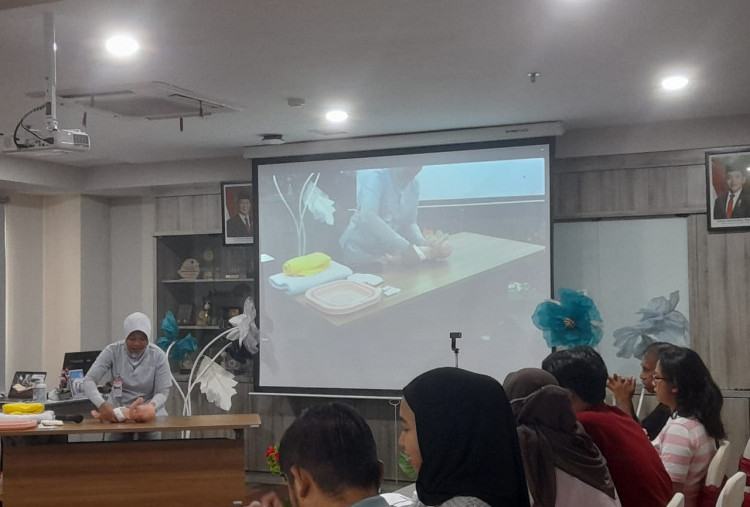 Beri Pelatihan, Pastikan Ayah Ibu Pemula Bisa Merawat Bayi Baru Lahir