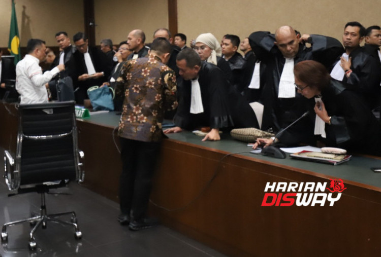 Terdakwa kasus dugaan pemerasan dan tindak pidana pencucian uang (TPPU) Febrie Adriansyah (tengah) meninggalkan ruang sidang usai mengikuti sidang dengan agenda tanggapan jaksa penuntut umum (JPU) atas nota perlawanan yang diajukannya bersama tim kuasa hukum di Pengadilan Tipikor, Jakarta, Rabu (21/10/2026). Dalam tanggapannya, JPU meminta majelis hakim menolak nota perlawanan tersebut dan melanjutkan persidangan ke tahap berikutnya. Foto: Raka Denny/Harian Disway
